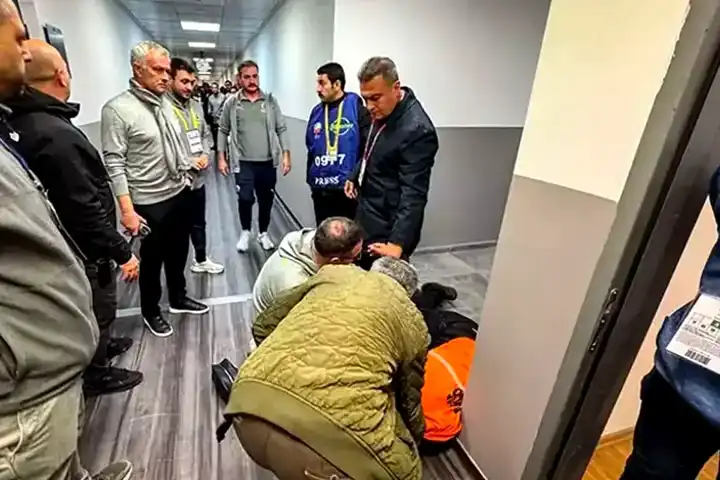 Mourinho, Baygın Güvenlik Görevlisinin Başında Bekledi