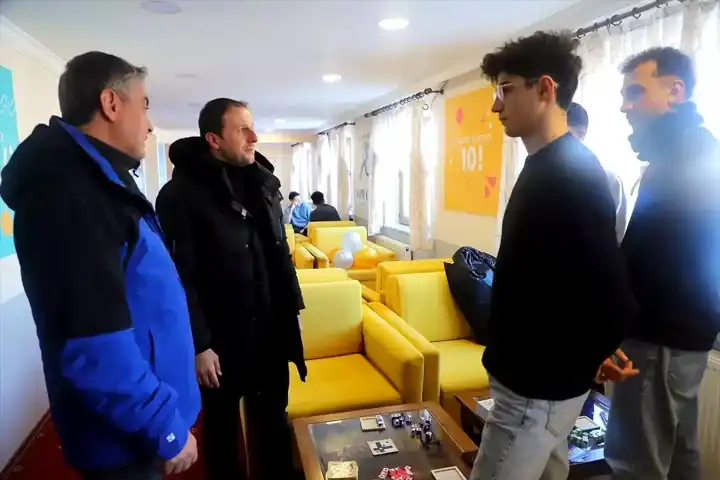 Bursa Üniversitelileri Uludağ'da Kayak Öğreniyor