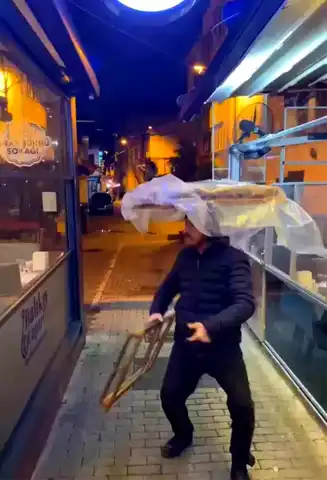 Bursa Simitçisi Dans Ederek Sattı!