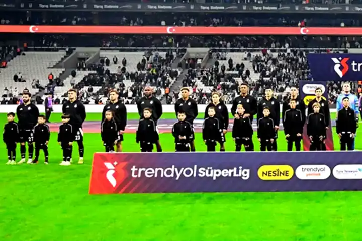 Dolmabahçe'de Beşiktaş'a Taraftar Tepkisi