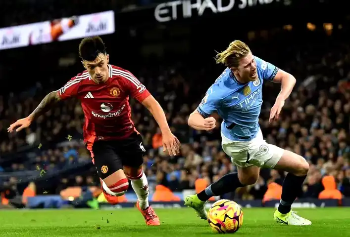 Manchester United, City'yi Devrdi!