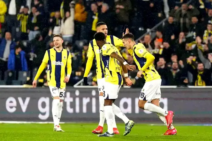 Mert Müldür Antalyaspor'a Gol Attı! Fenerbahçe'yi Zafere Taşıdı