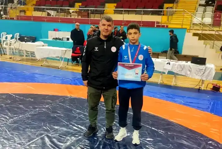 Enes Emrem, Yıldızlararası Güreşte Şampiyon!